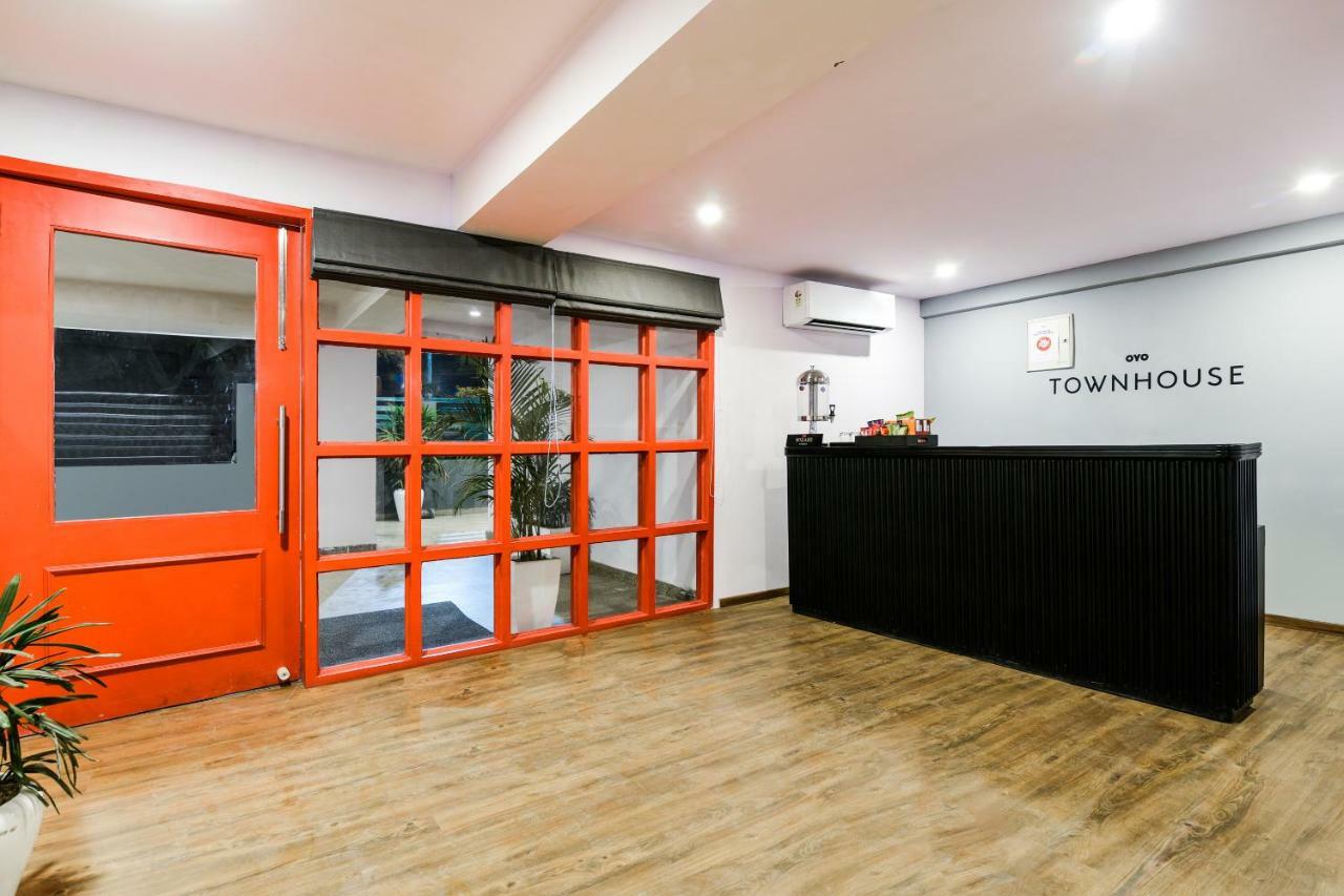 Oyo Townhouse 086 Pankha Road Hotel Új-Delhi Kültér fotó