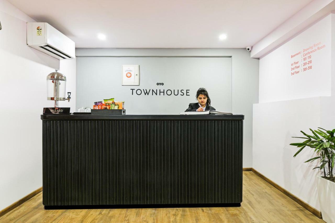 Oyo Townhouse 086 Pankha Road Hotel Új-Delhi Kültér fotó